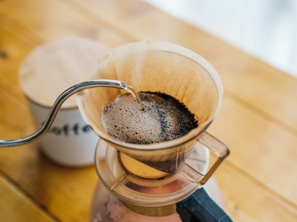 コーヒーを入れている様子