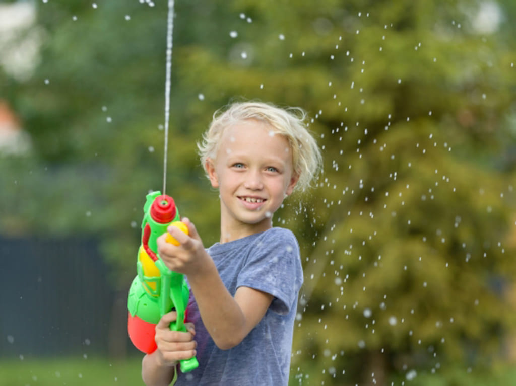 水鉄砲を持つ少年