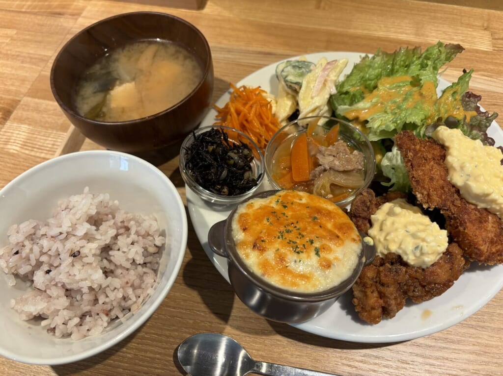 アワイ食堂プレートランチ