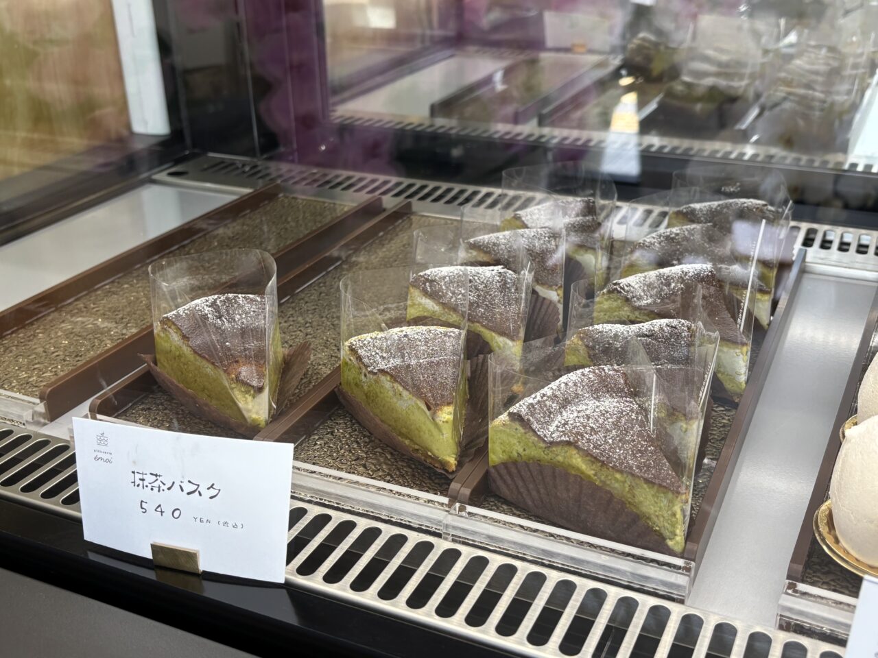パティスリーエモア店内