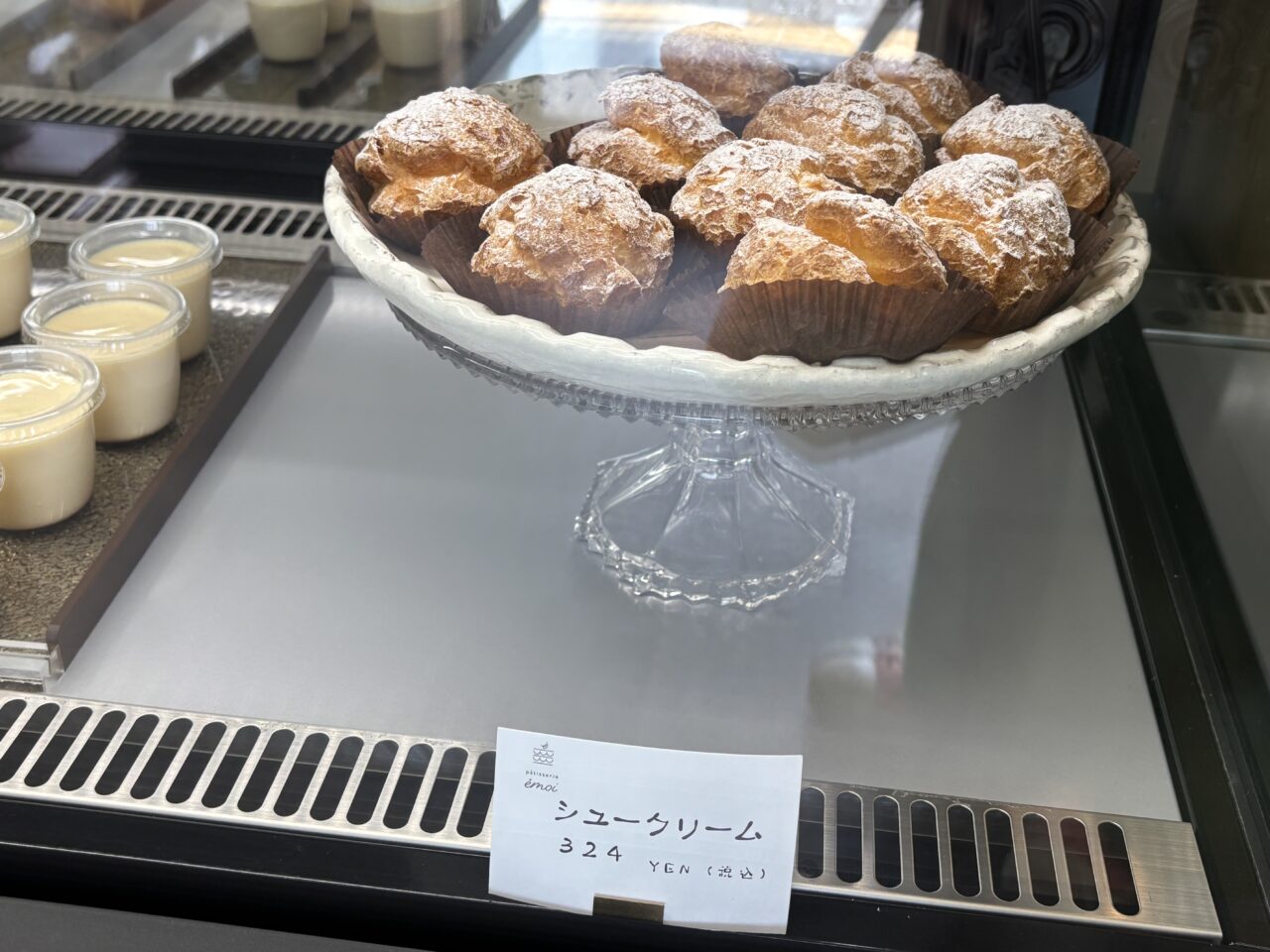 パティスリーエモア店内