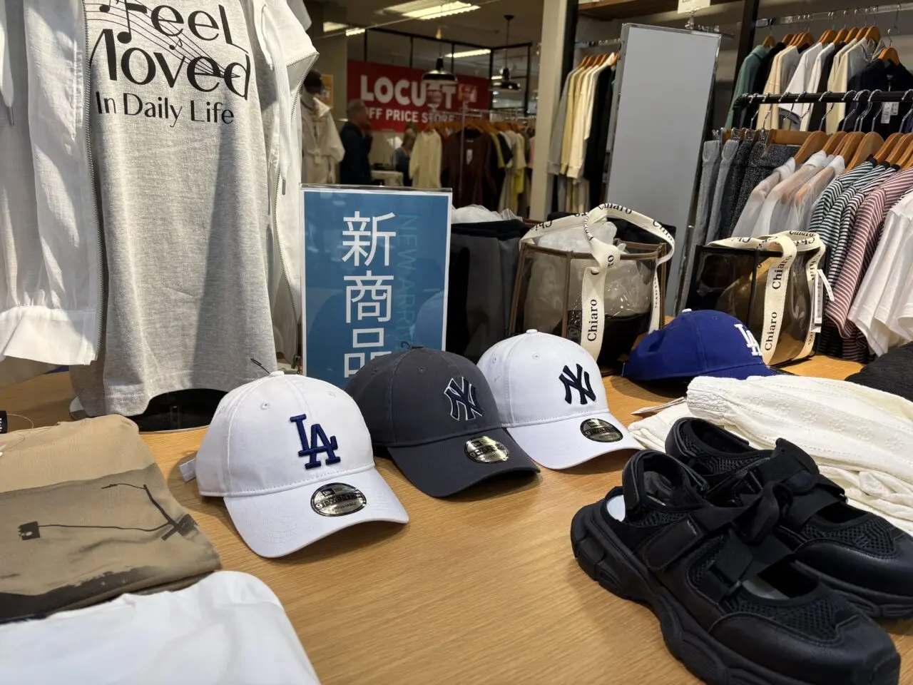 LOCUST店内
