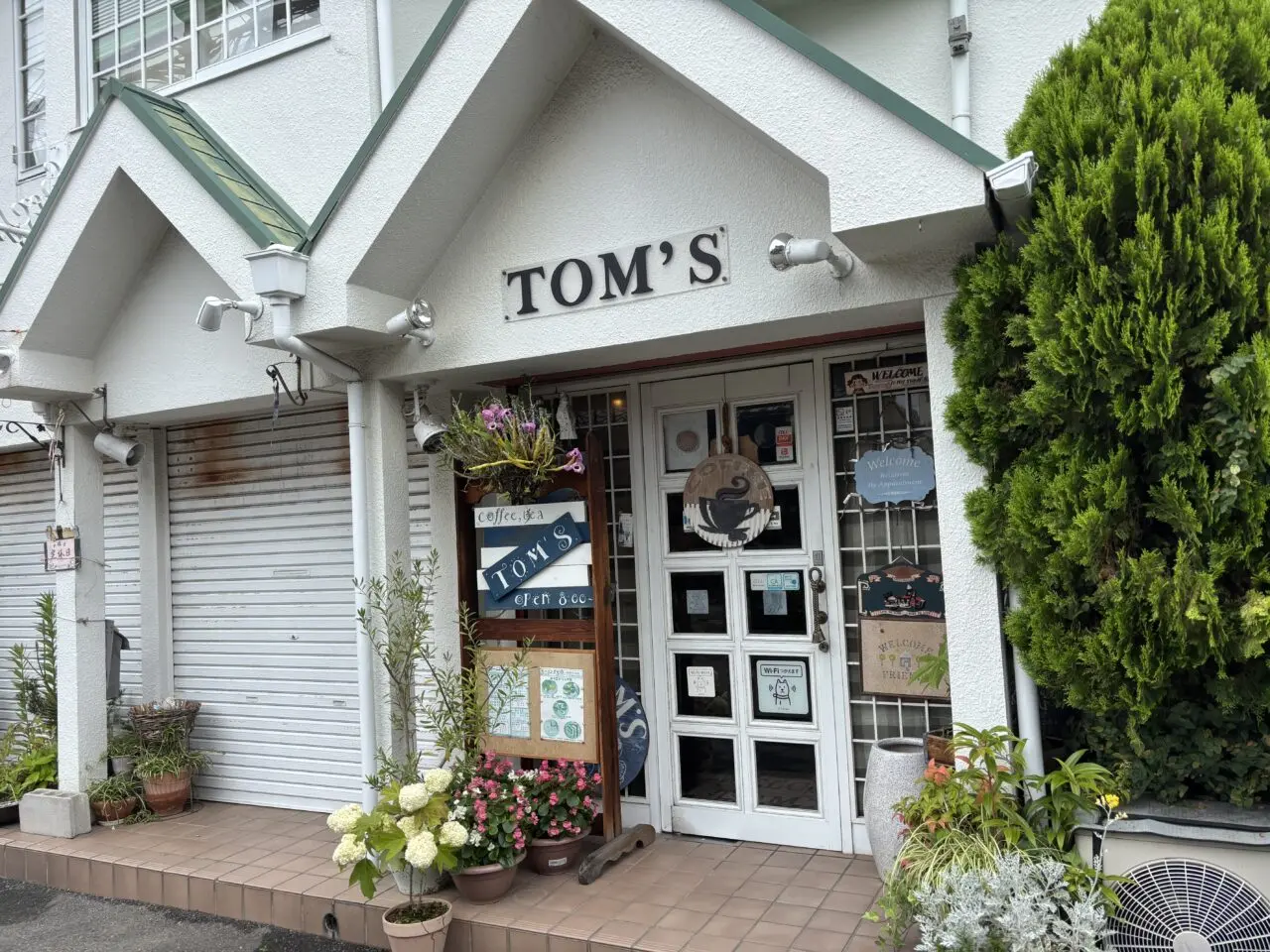 トムス外観