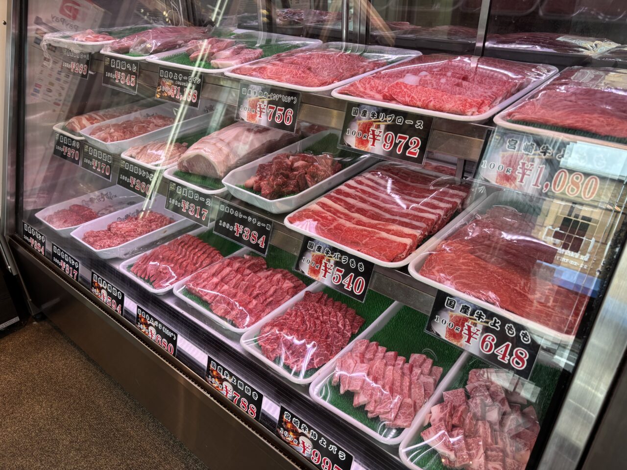 肉のやまひろ店内