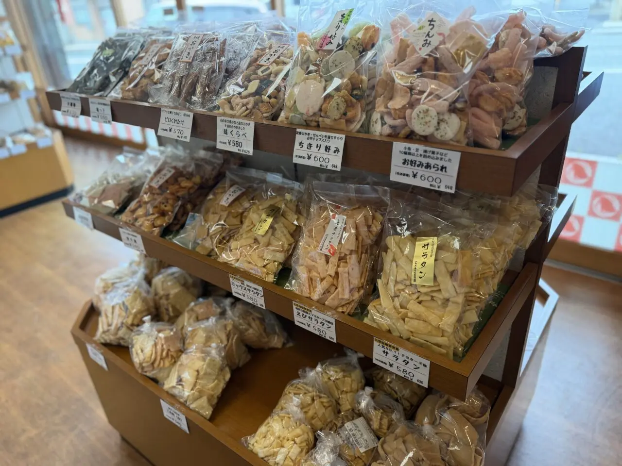 いずみあられ本舗店内