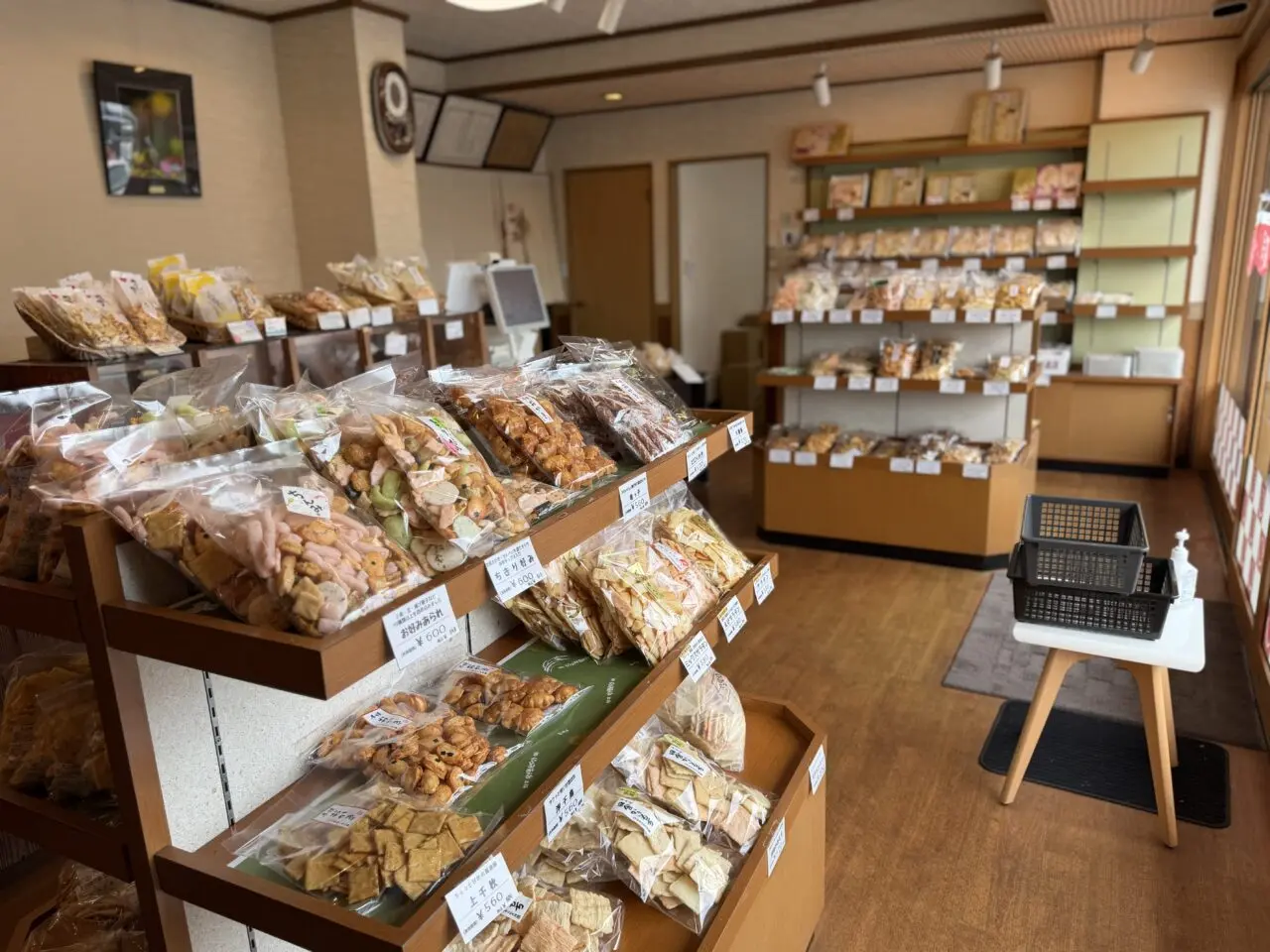 いずみあられ本舗店内